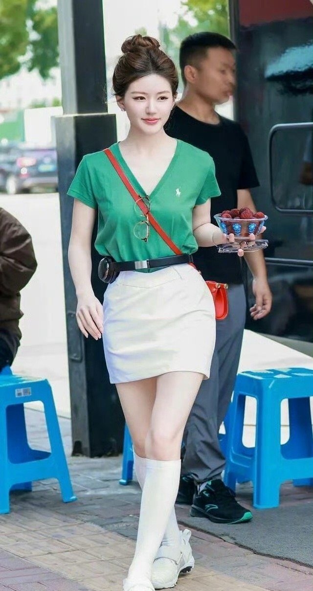 露思，耳机都可以当腰带了……女明星的腰都这么细吗