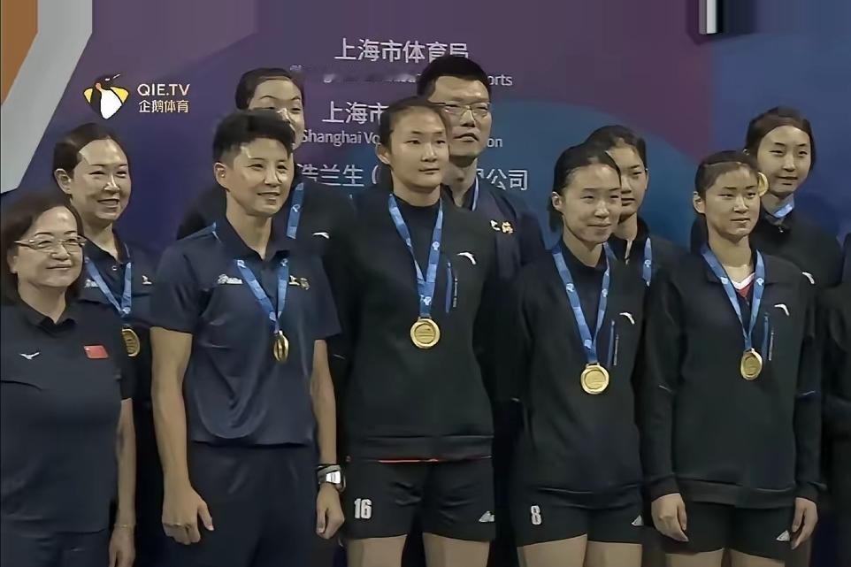 太有意思了。曾多年执教上海女排的王之腾指导，因为大手笔投入却最终没能获得想要的