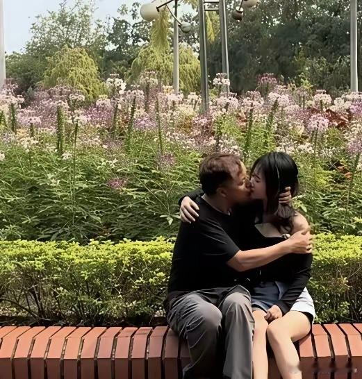 大街上的人儿呀，为何不回家？是眷恋这喧嚣，还是另有牵挂？[笑着哭]家在召唤，