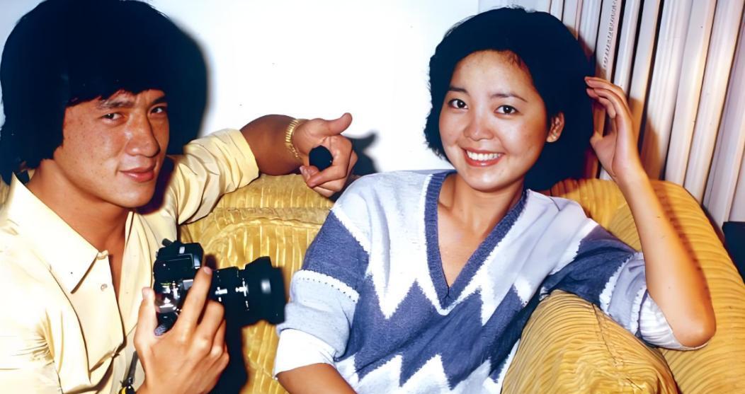 26岁成龙当着17个成家班兄弟的面，梗着脖子喊：选兄弟！邓丽君当场起身就走。