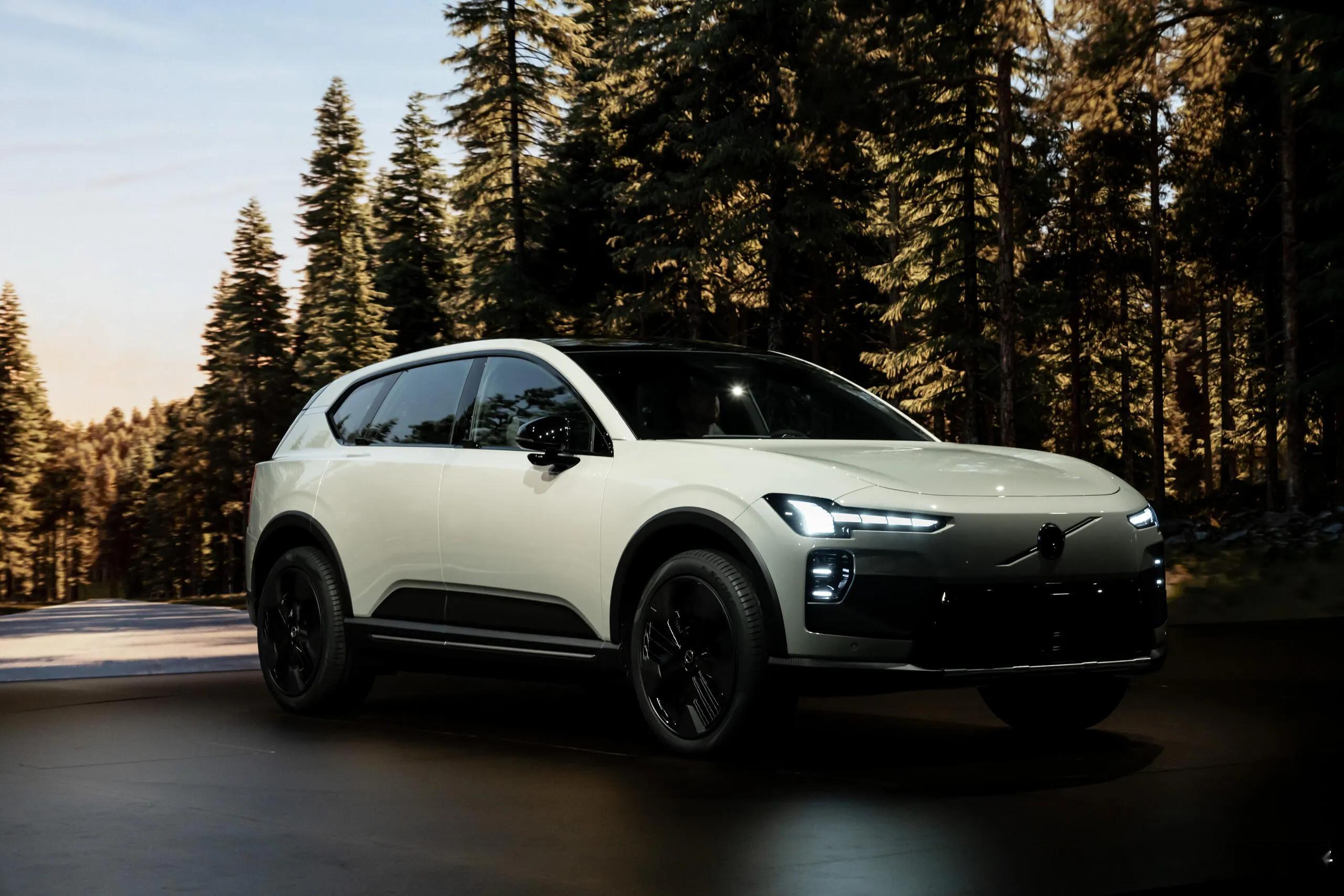 2027款的沃尔沃EX60正式发布了，外观设计、技术配置还有车型信息都能看到，定