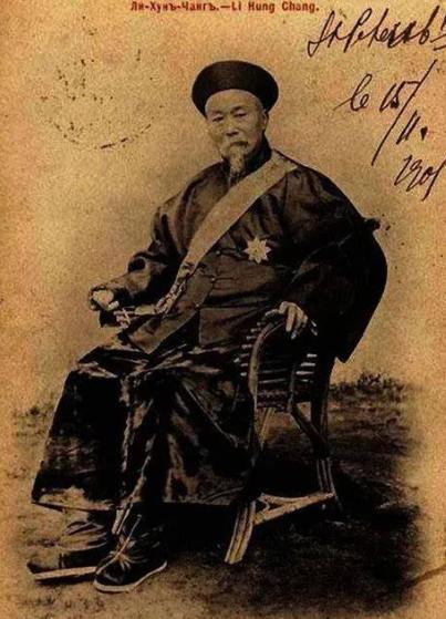1875年，李鸿章和左宗棠在朝堂上吵了起来，李鸿章说：中国这么大，新疆土地贫瘠，