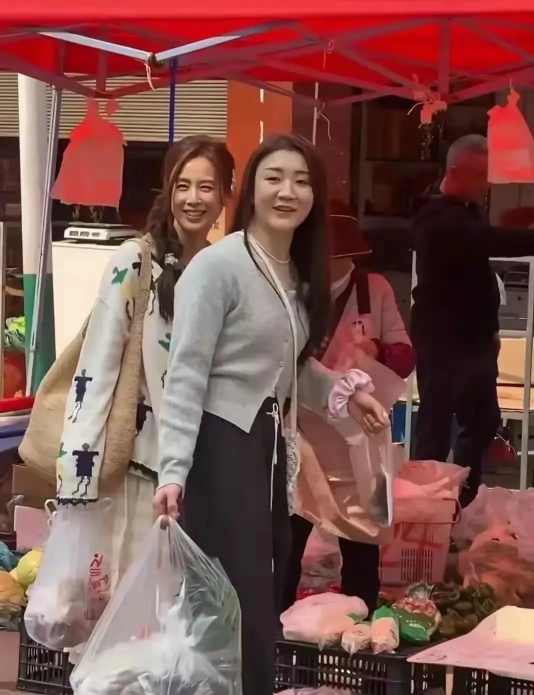 偶遇陈梦街上买菜，没有网上传的那么好看，但皮肤白皙气质出众