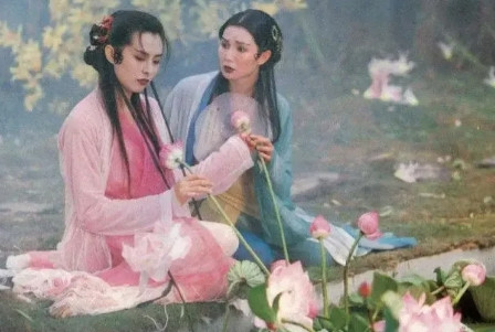 1993年，徐克邀请巩俐出演《青蛇》中的白蛇，巩俐问道：“谁是青蛇？”徐克说：“