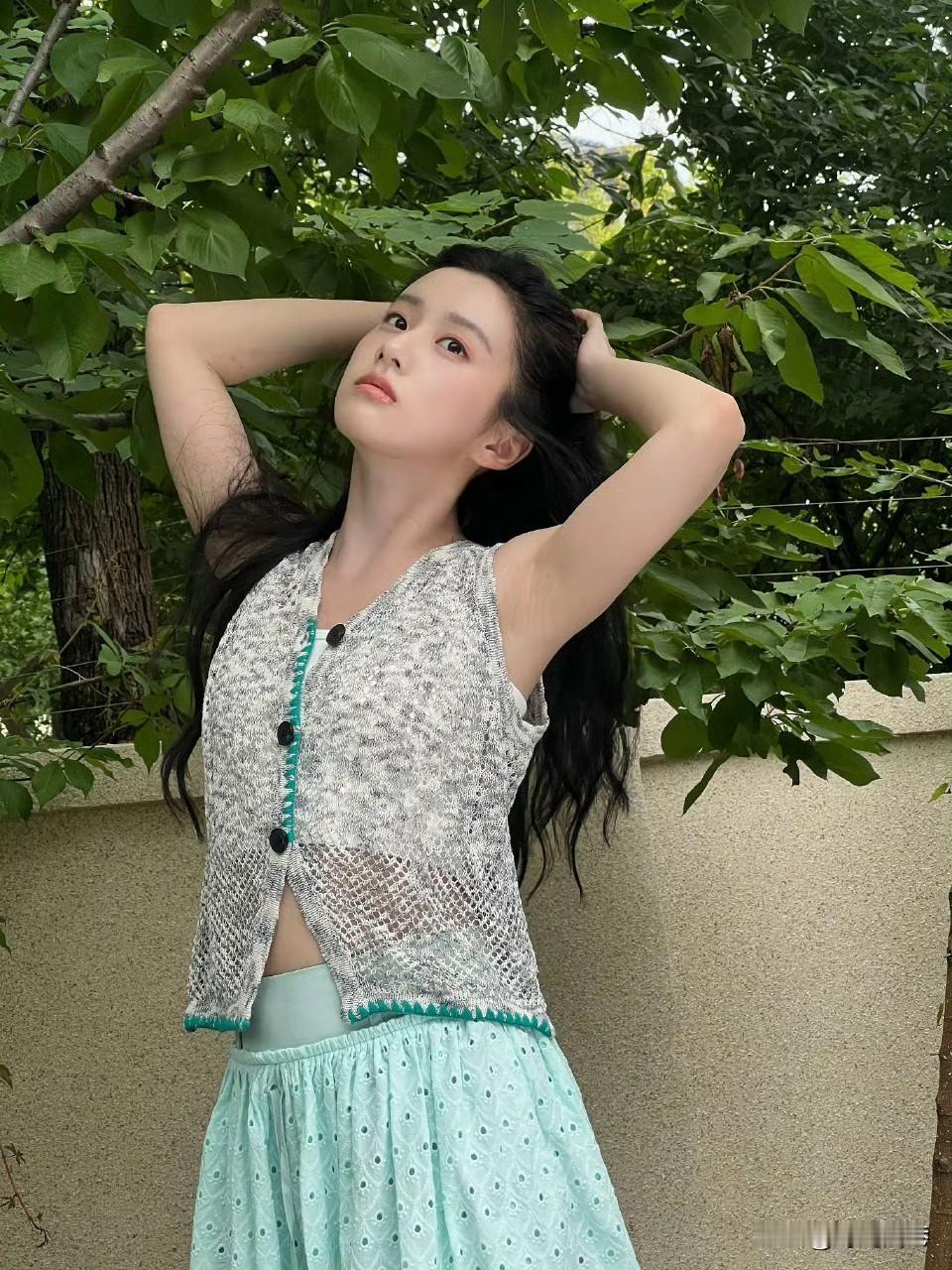 包上恩写真照，清纯甜美的样子仿佛让夏天的炎热都变得清凉起来。包上恩写真