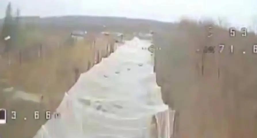 俄军正在使用无人机喷洒铝热剂，烧毁乌军沿重要补给线拉起的反无人机网。日前，一段发