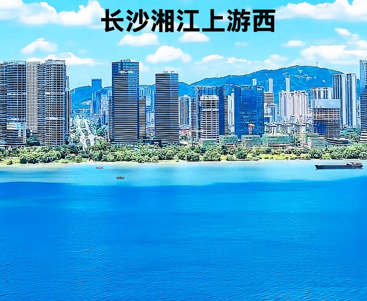 看看长沙湘江上游西边，也就是湖南金融中心不远处的旁边，发展变化确实很大。图片中，