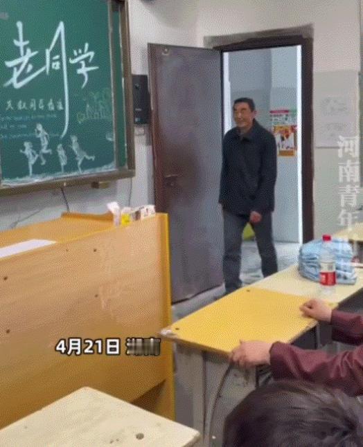 太难得了！湖南一中学，76年毕业的一个班学生，时隔50年后，全班同学协同班主任再