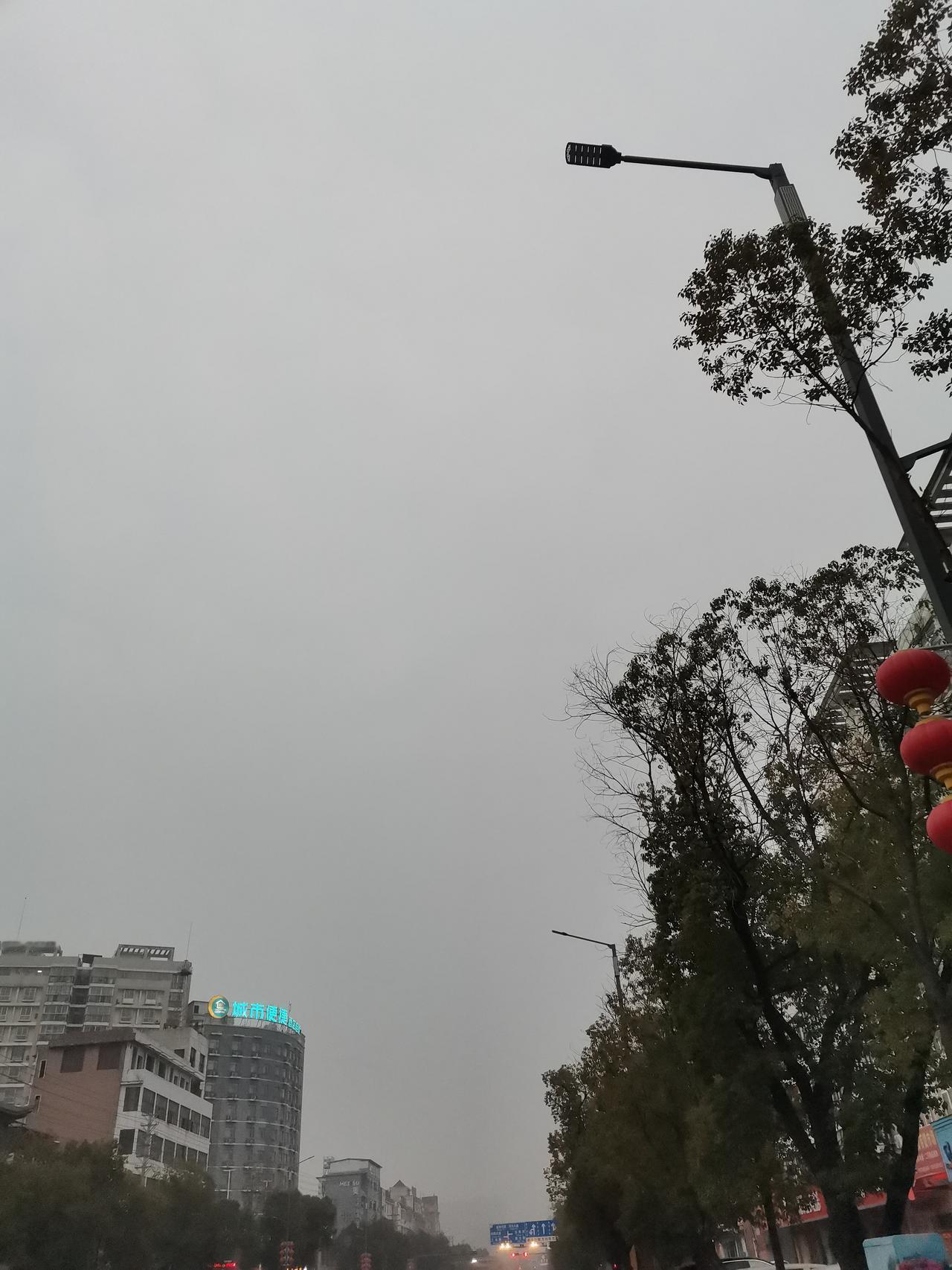 谁人背后不说人？谁人背后不被人说？做人嘛！无非你笑笑我，我笑笑你，都是凡