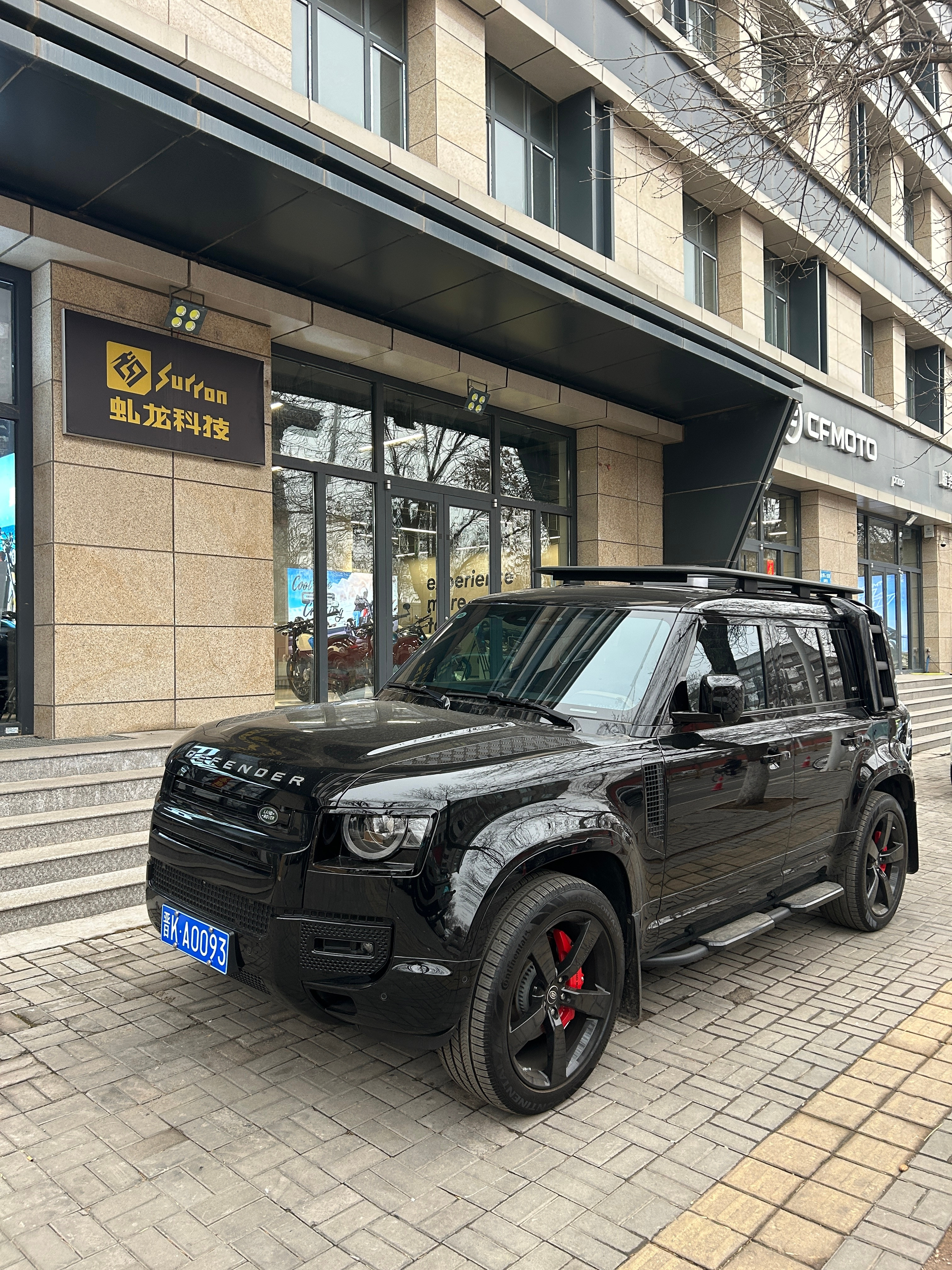 好大哥把发现4卖了，换了个卫士110，简直帅惨了。