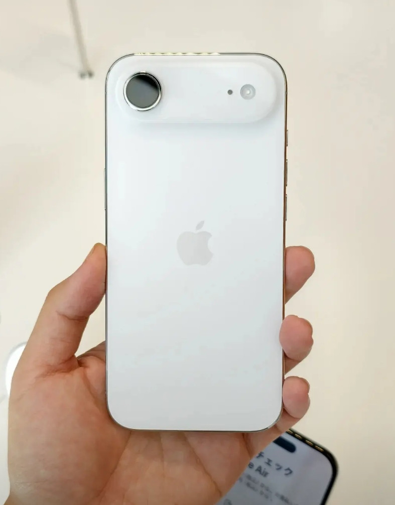 这才是工业设计巅峰啊在心斋桥把玩了iPhoneAir，外观、重量、质感都是