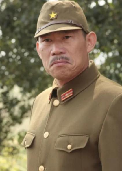 拍《亮剑》的时候，剧组因为资金紧张，找不到会日语的演员，于是导演来到片场对那些群