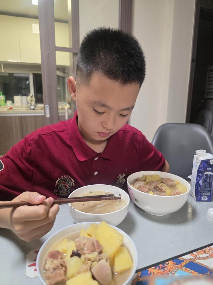 昨天晚上，当着外孙的面失态了，眼泪哗哗流。以前总觉得在小辈面前掉眼泪太丢人，