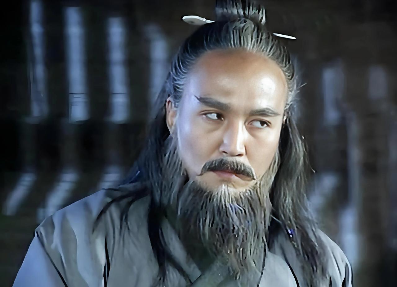 公元前484年，吴国都城姑苏。一个67岁的老头被人按在地上，吴王夫差派人送来