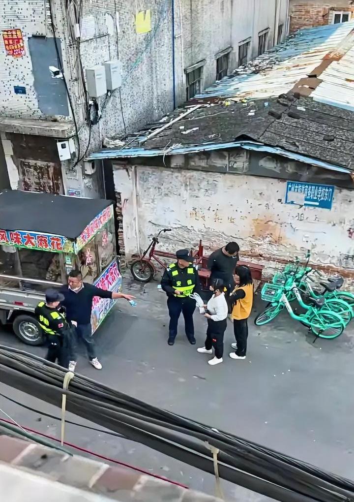 抓紧避雷吧，走街串巷卖天津大麻花的，基本都是“宰人”的。想坑人家小姑娘，就手里