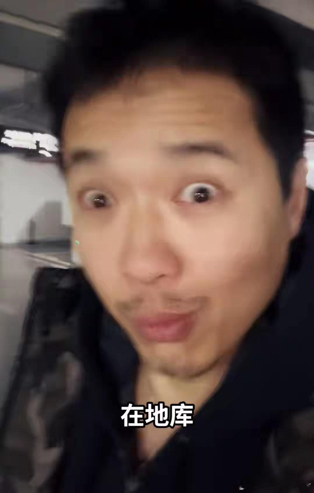 45岁高云翔现状曝光：花20元在地库剪头发，胡子白了再婚后很低调