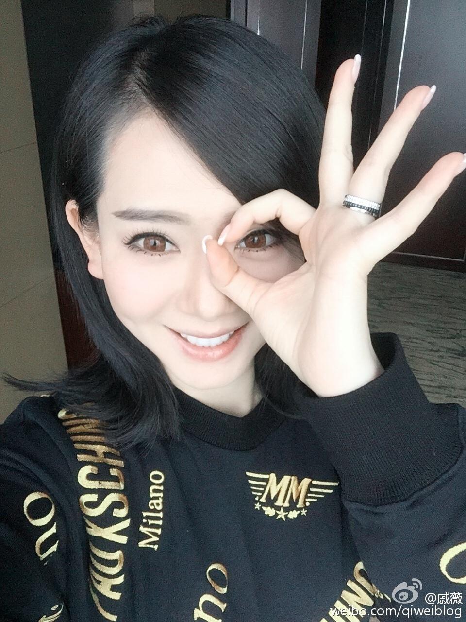 热点话题:戚薇在街头买冰淇淋, 网友调侃: 七哥