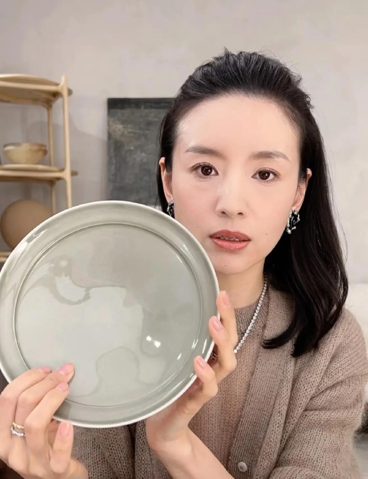 董洁一场直播卖了3000万，钱不是从明星光环里刮来的——是从珐琅锅咕嘟冒泡的炖肉