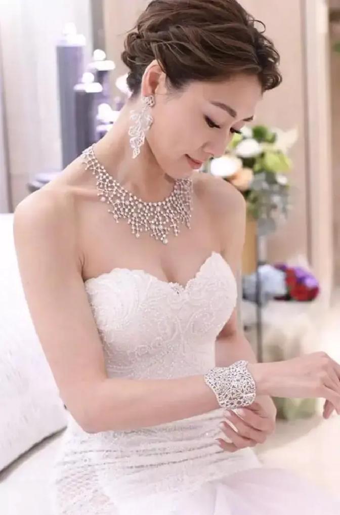 2026年2月4日立春当天，胡定欣突然宣布离开效力22年的TVB体系，这位44岁