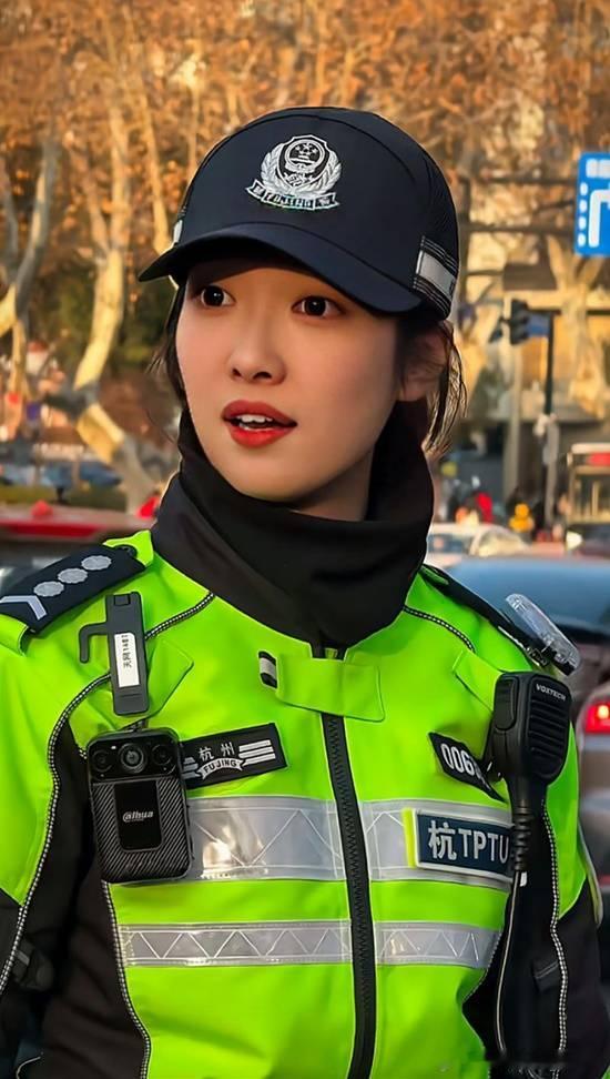 90后姑娘被称“兔子警官”走红本人回应作秀质疑据央视新闻报道，浙江杭州女辅警李