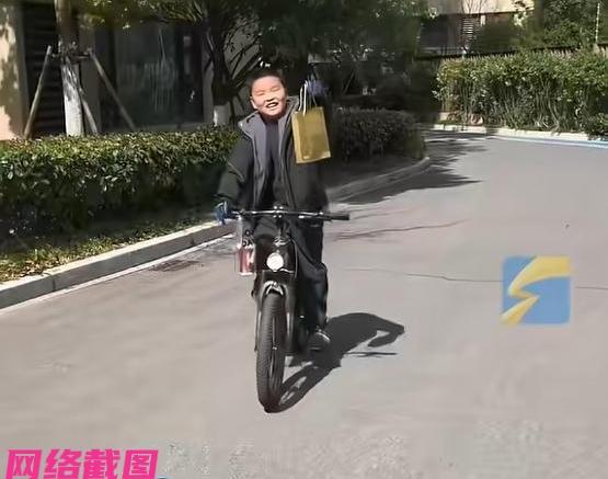 浙江嘉兴有九岁男孩，这不过年收了有三千的红包钱。这里男孩是个有心的好孩子，在