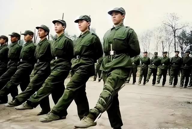 新兵走队列“同手同脚”大顺拐，气疯班长，笑爆全连！新兵连队列训练