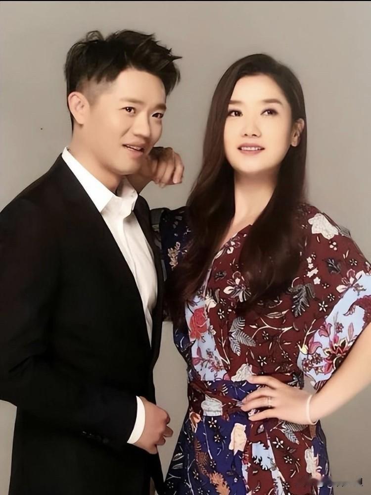 凤凰传奇解散？别闹了，真要散早二十年就散了！现在玲花单飞上综艺，曾毅沉默，