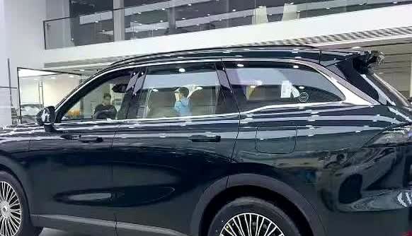 正文奇瑞把风云T9做成4795毫米长、1930毫米宽的大块头，又把续航标