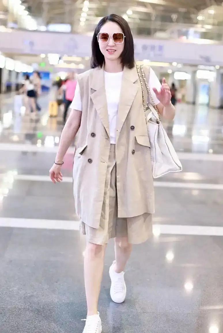 董璇机场路透，穿搭太绝了！白T+马甲+短裤，休闲减龄状态好到发光！董璇明