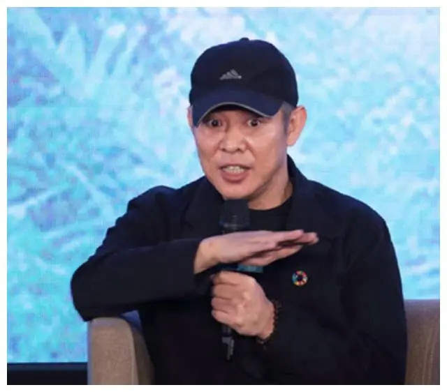 1994年，李连杰前往日本宣传电影时，却遭到了日本记者的挑衅：“南京大屠杀死了3