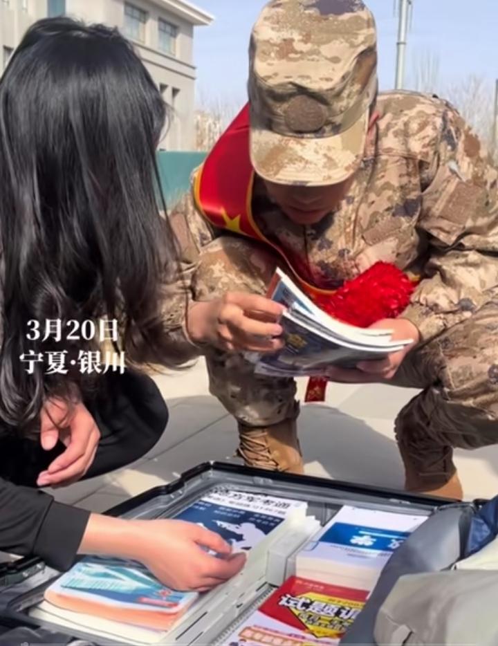 宁夏银川，一位叫李家羿的新兵带了一箱子书入伍，别人入伍带的是生活用品、零食穿搭，