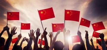 为什么还有那么多人盲目崇拜外国人呢？说句不好听的，这些人膝盖是软的，死活不承认祖