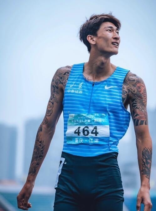 体坛第一美女吴艳妮怎么找的男朋友这么普通，以她的性格应该找成绩和颜值更好的。​