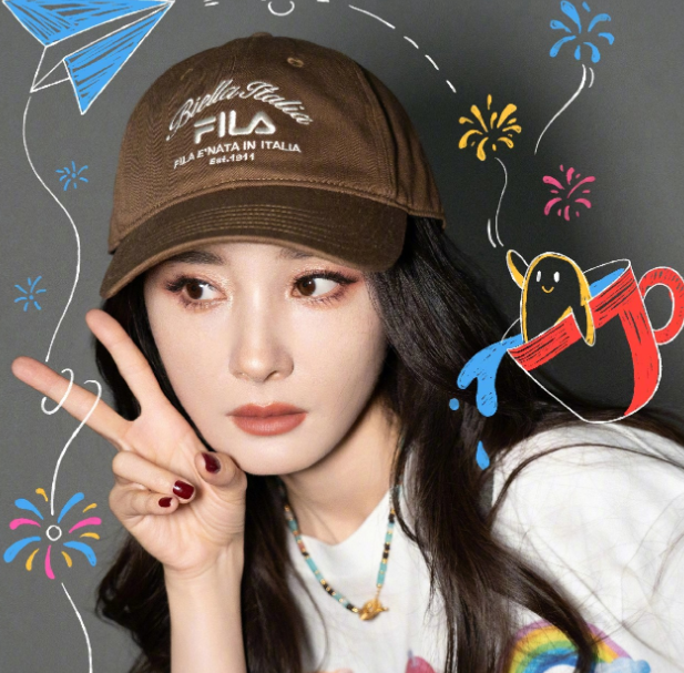 杨幂特意给等候的粉丝们送上了包装精致的巧克力棒棒糖从粉丝晒出的图里能看到，每颗