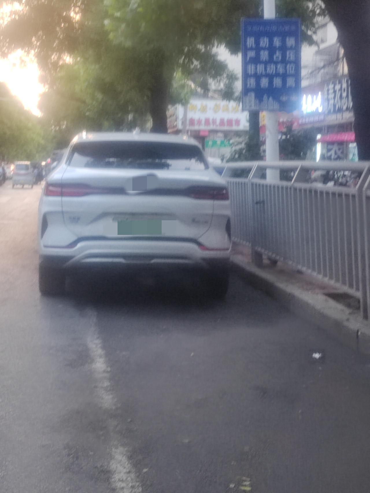 启用的第四天！曙光街的这段机动车单行道，每次从这里经过，都会看到有机动车停在禁