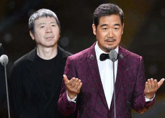 那年，冯小刚到张国立家喝酒，酒过三巡，冯小刚眼泪婆娑地说：“国立啊，你说我随便拍