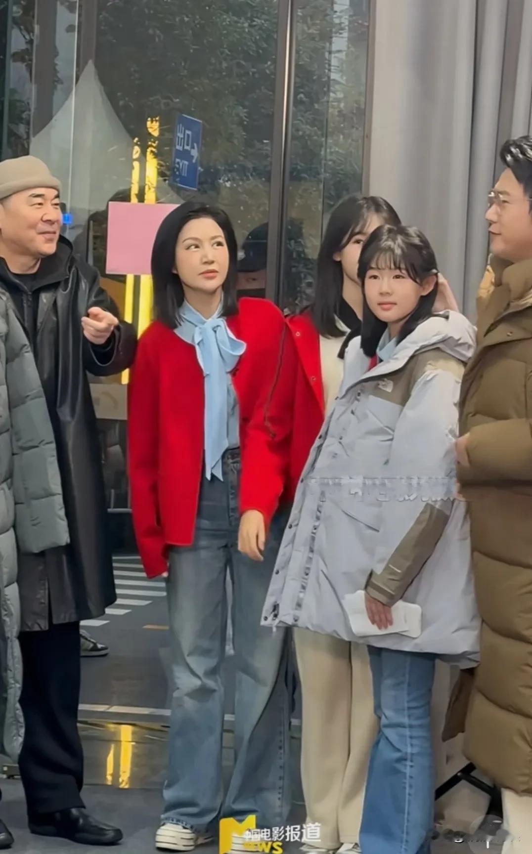 陈建斌脸上的羡慕之情，真是藏都不藏一下。[呲牙笑]陈建斌、蒋勤勤夫妻俩参加活动彩