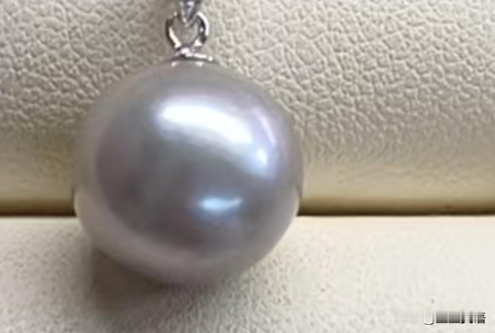 关于普通女人的首饰，我觉得最理想的状态是拥有以下几种：1.35克素圈金手镯一