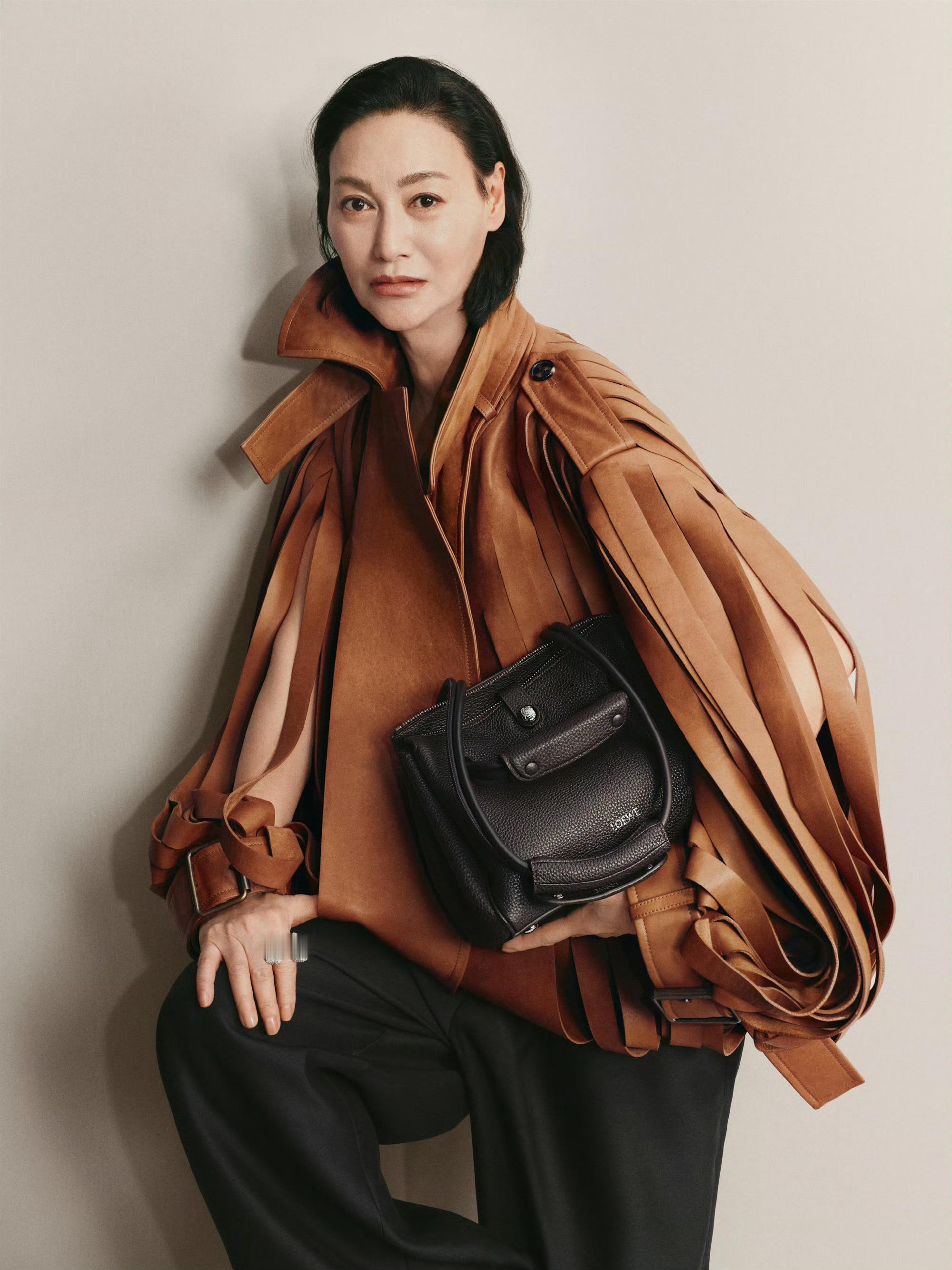 65岁拿Loewe奢牌合约+华表奖影后奖座，姐太牛了吧！​​​