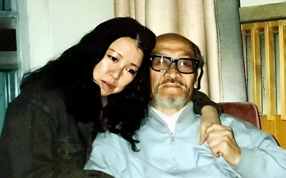1990年，47岁的三毛在准备离开乌鲁木齐时，紧紧抱住了快80岁的王洛宾，泪流满