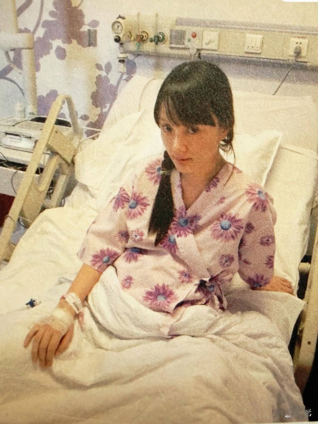 李小璐生甜馨的时候也是剖宫产，贾乃亮寸步不离的守在旁边照顾李小璐