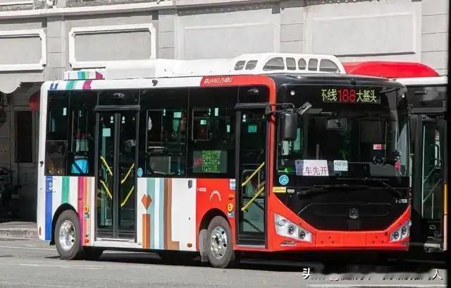 昨天出门办事，我第一次坐上了广州新引进的公交小车，这辆车只有10个座位，走的是旅