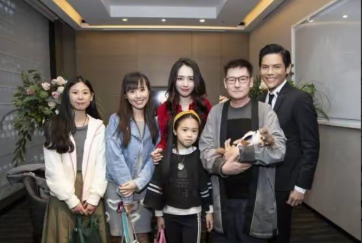 郭碧婷妈妈很早就去世了，这些年一直是郭爸爸照顾姐妹三个，所以在节目里和郭碧婷和向