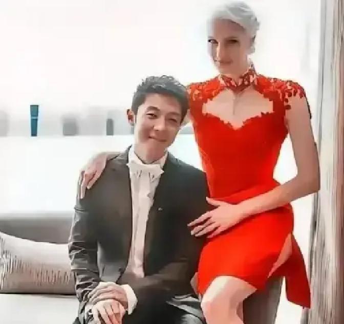 李白当年顶着亲爹的怒火嫁给撒贝宁，全网都在唱衰。八年过去，她带着龙凤胎在胡同