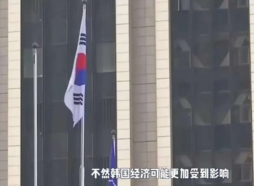 韩国反华游行有几点原因：1，亲美右翼分子推波助澜。2，韩国失业率居高不下。3，中