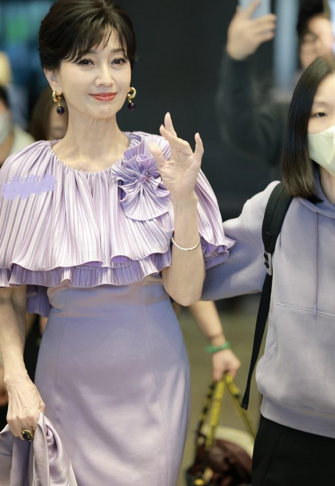 今天赵雅芝现身金鹏之夜盛典，她如今看上去依然很年轻，也极具高贵之美。她这次穿