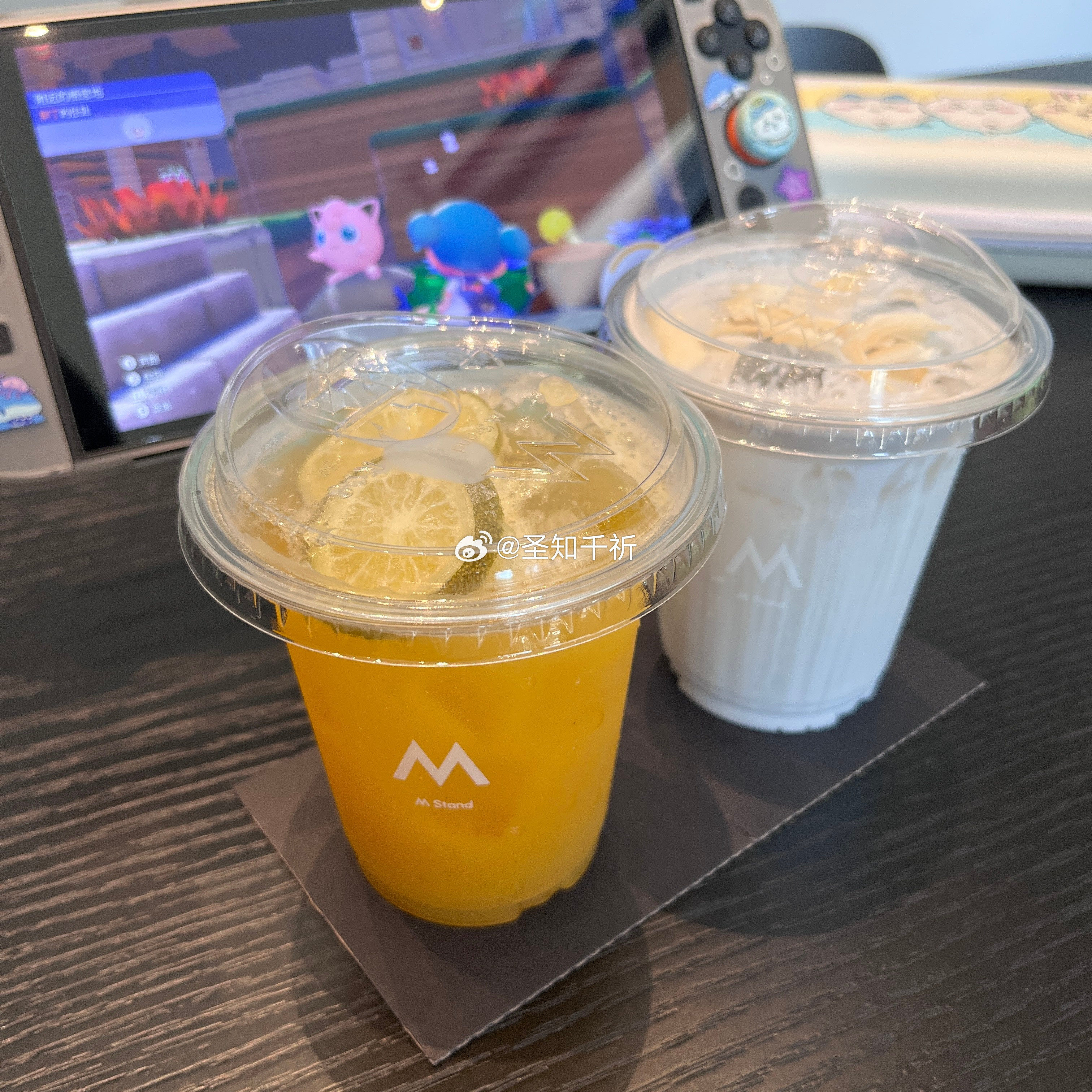 Mstand的凤梨喝了🍍🤔感觉就是菠萝味，然后感觉有一丝苦。这个一般正常的好