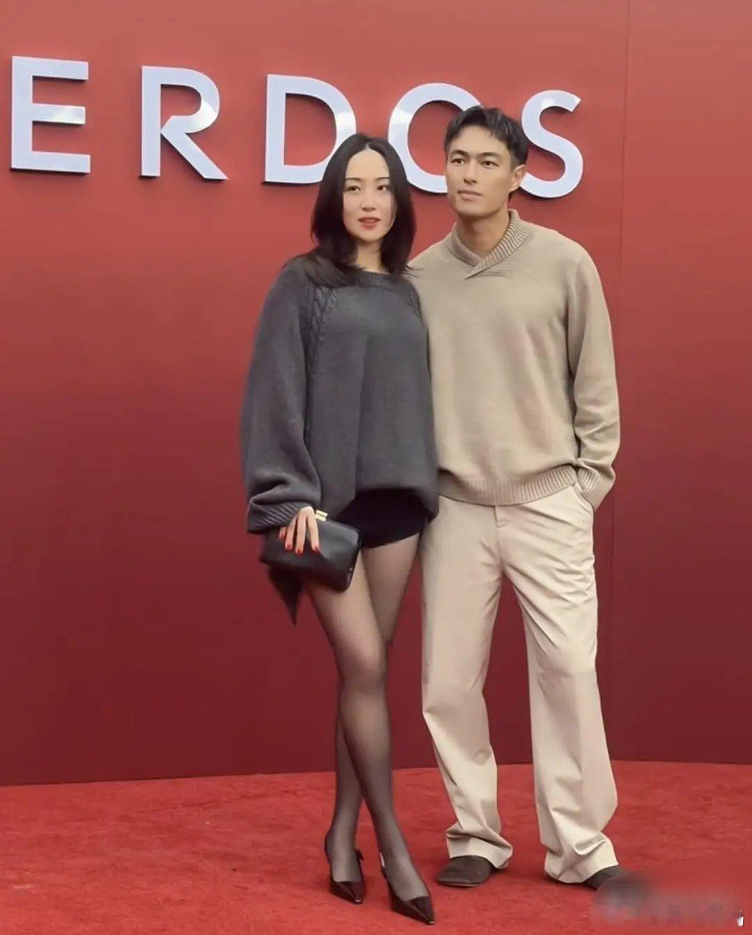 杨祐宁夫妇同框亮相活动，阿梅毛衣超短裤搭黑丝，刚出月子后得她性感又迷人实话目光全