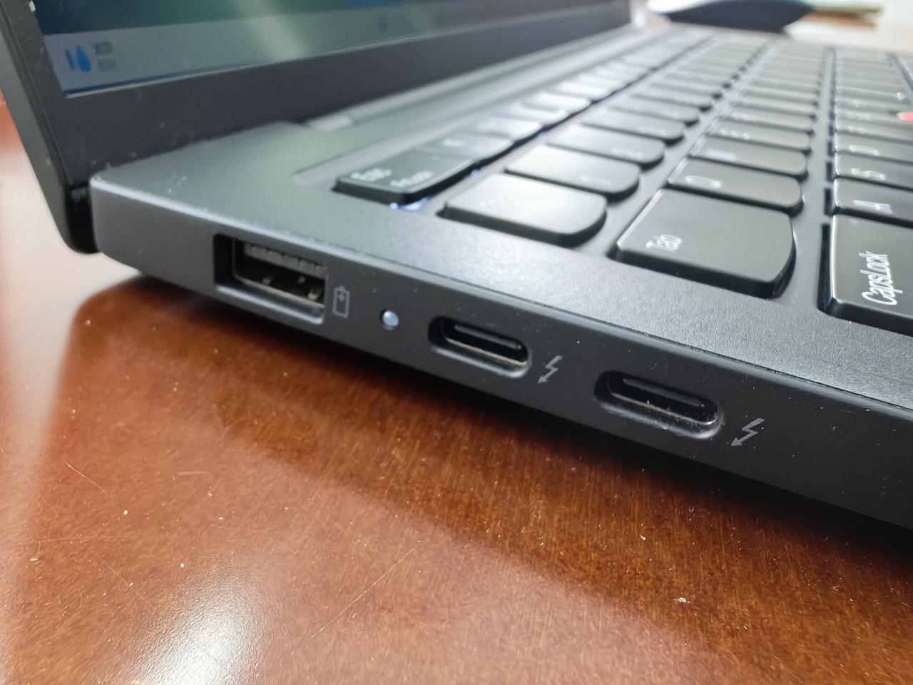 为什么说ThinkPadX1CCarbon是最好的商务本？其实你看它的接口