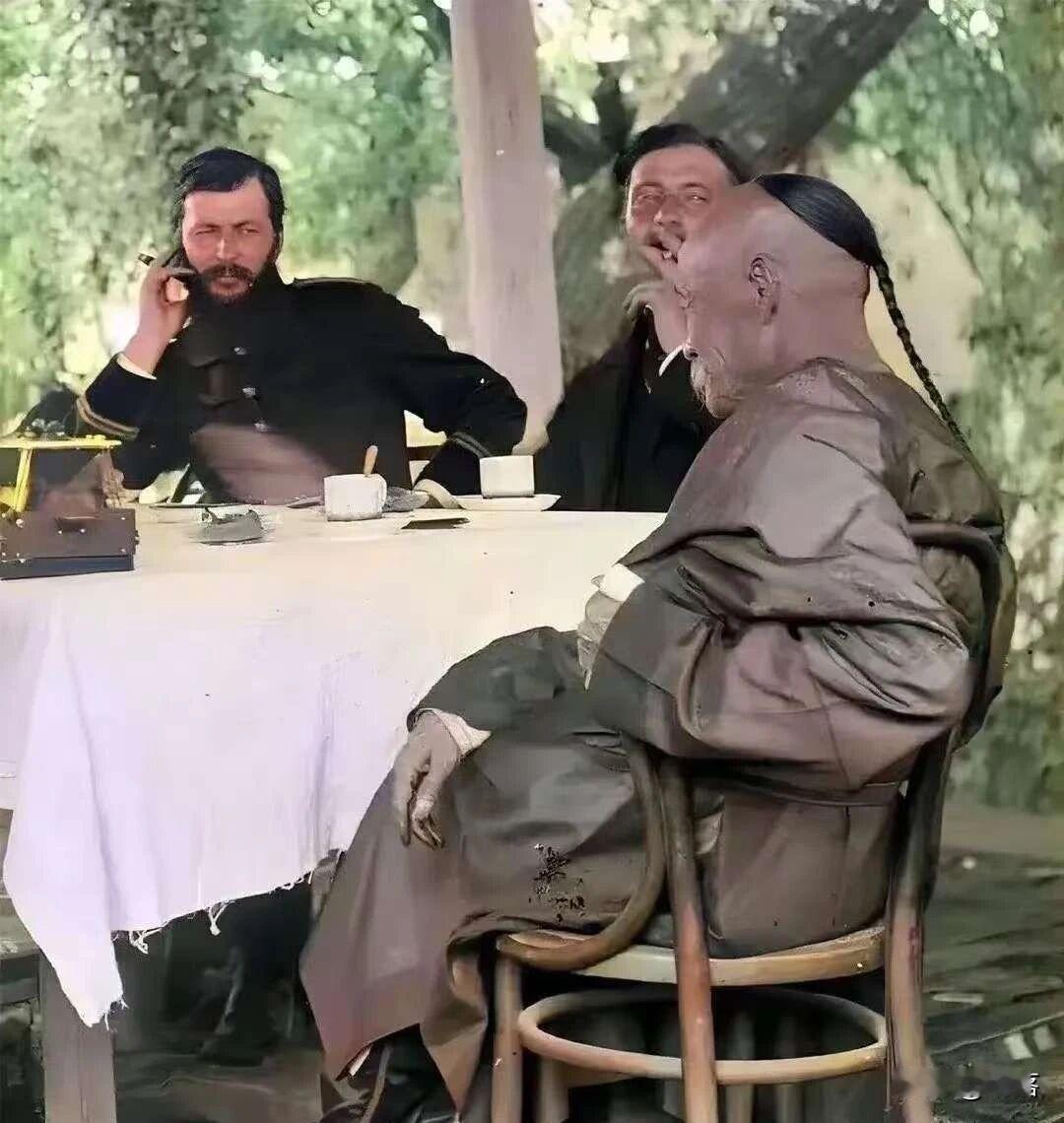 现在看清朝人发型服饰容貌真的好丑。不知道当时的人有没有这种感觉。这种发型和衣服式